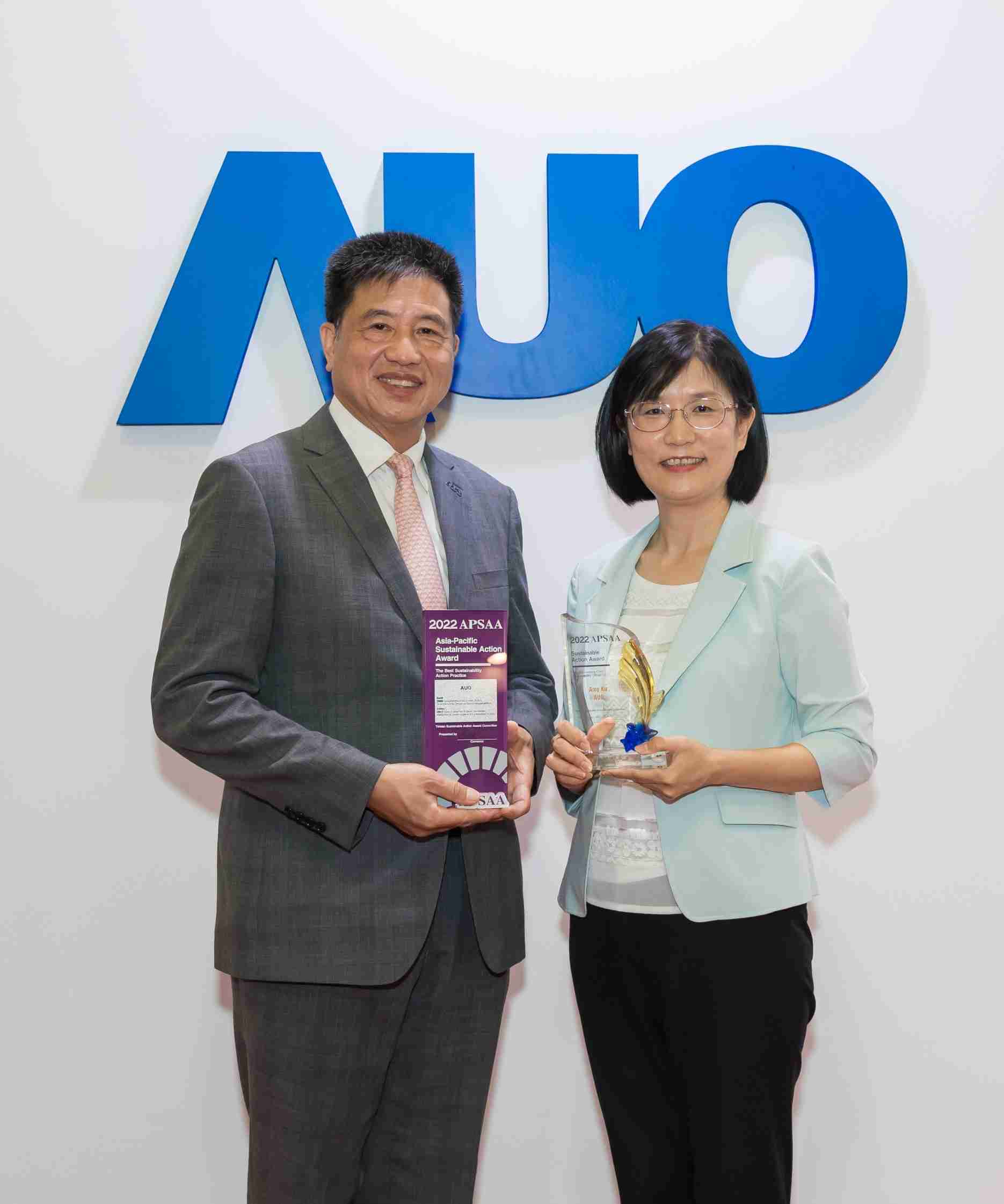 尊龙z6长期垫筑永续远景的基石，，，透过ESG暨气候委员会逐步实践永续策略蓝图。。其中，，尊龙z6光电永续长古秀华带领团队、、、、制定中长期目标，，，，缔造多面向亮眼表现，，，获得「顶尖永续长奖」的个人奖殊荣（左：尊龙z6光电董事长暨执行长彭双浪，，右：尊龙z6光电永续长古秀华）