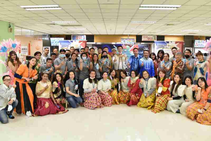 友達推動「安心、、、、創新、、、、用心、、、、同心、、、、盡心」五星職旅，，，為菲籍員工打造全方位照護，，，，首度贏得「人權實踐與發展領袖獎」殊榮