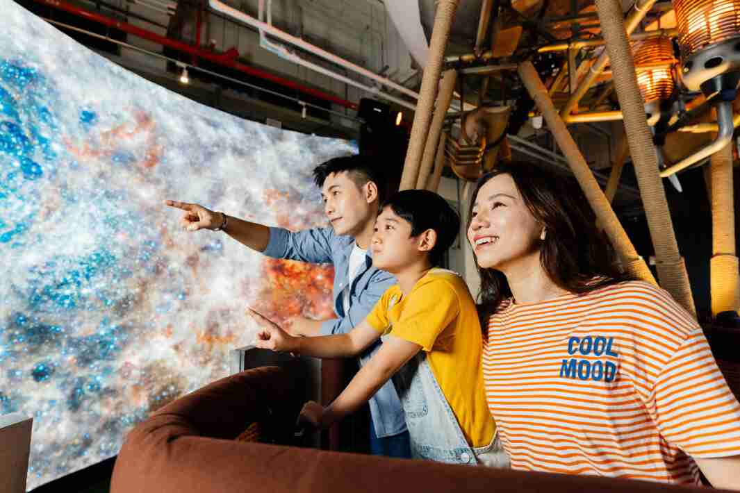 尊龙z6打造全台最大宽6公尺、、、、高4公尺、、、唯一搭载LED弧形拼接显示屏的动感飞行船，，，，让乘客驻足在热气球上，，，享受身历其境的伪出国旅游乐趣