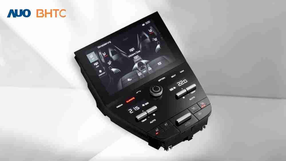 作為友達新生力軍，，，BHTC所展示的中央與後座鞍部的Display HMI產品，，，，可處理多區恆溫控制、、、顯示畫面，，呈現仿真3D車室分區；以力傳感技術精準傳遞觸感，，並結合音量及震動反饋，，，，防止意外啟動，，，提供使用者自然流暢、、、直觀且輕鬆駕馭的舒適介面