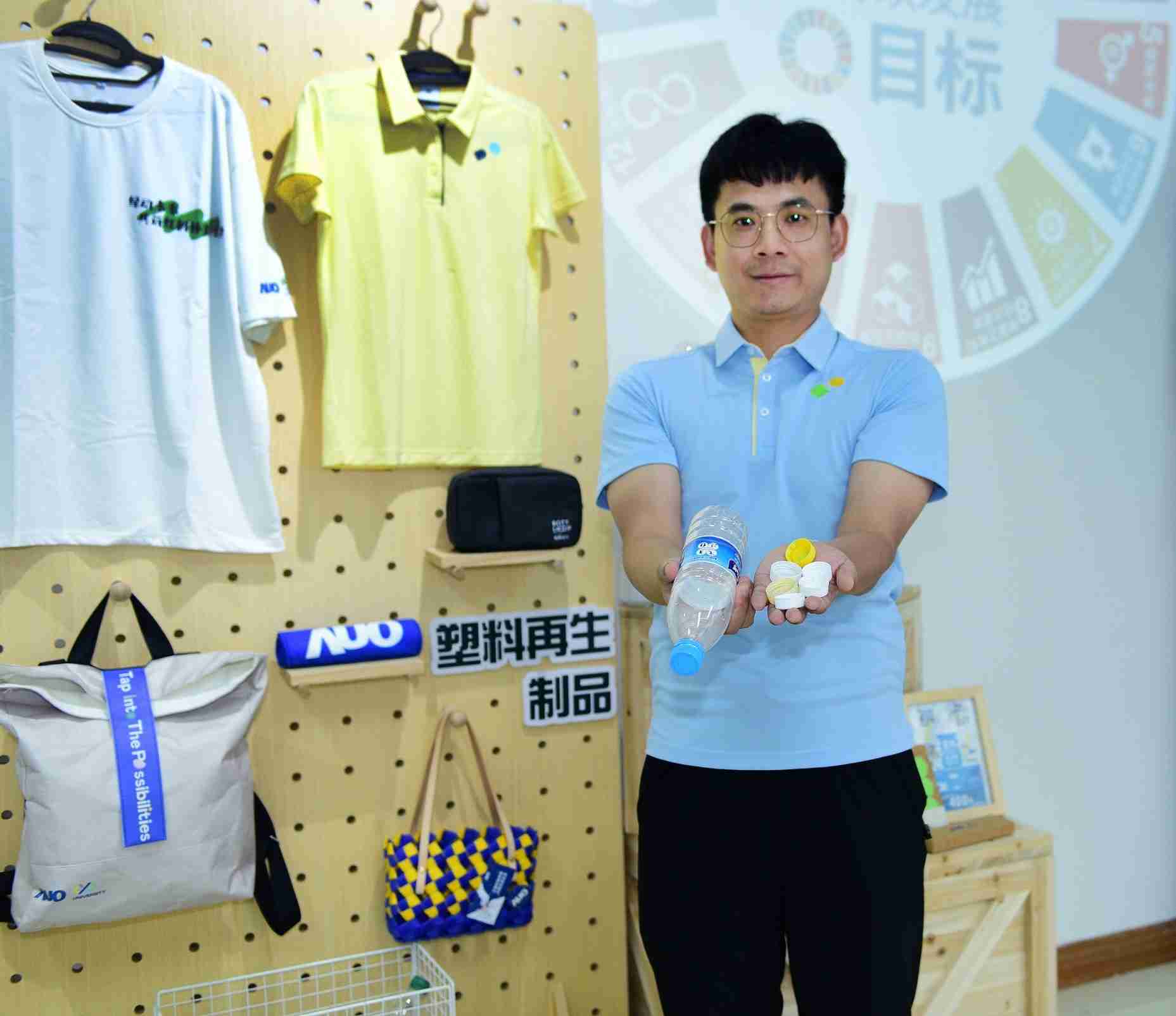 「2024智慧尊龙z6展」永续发展馆中，，，展示尊龙z6厦门驱动永续发展之成果，，，包含将厂内废弃物再制为实用物品，，，将永续发展理念深植于员工生活日常实践