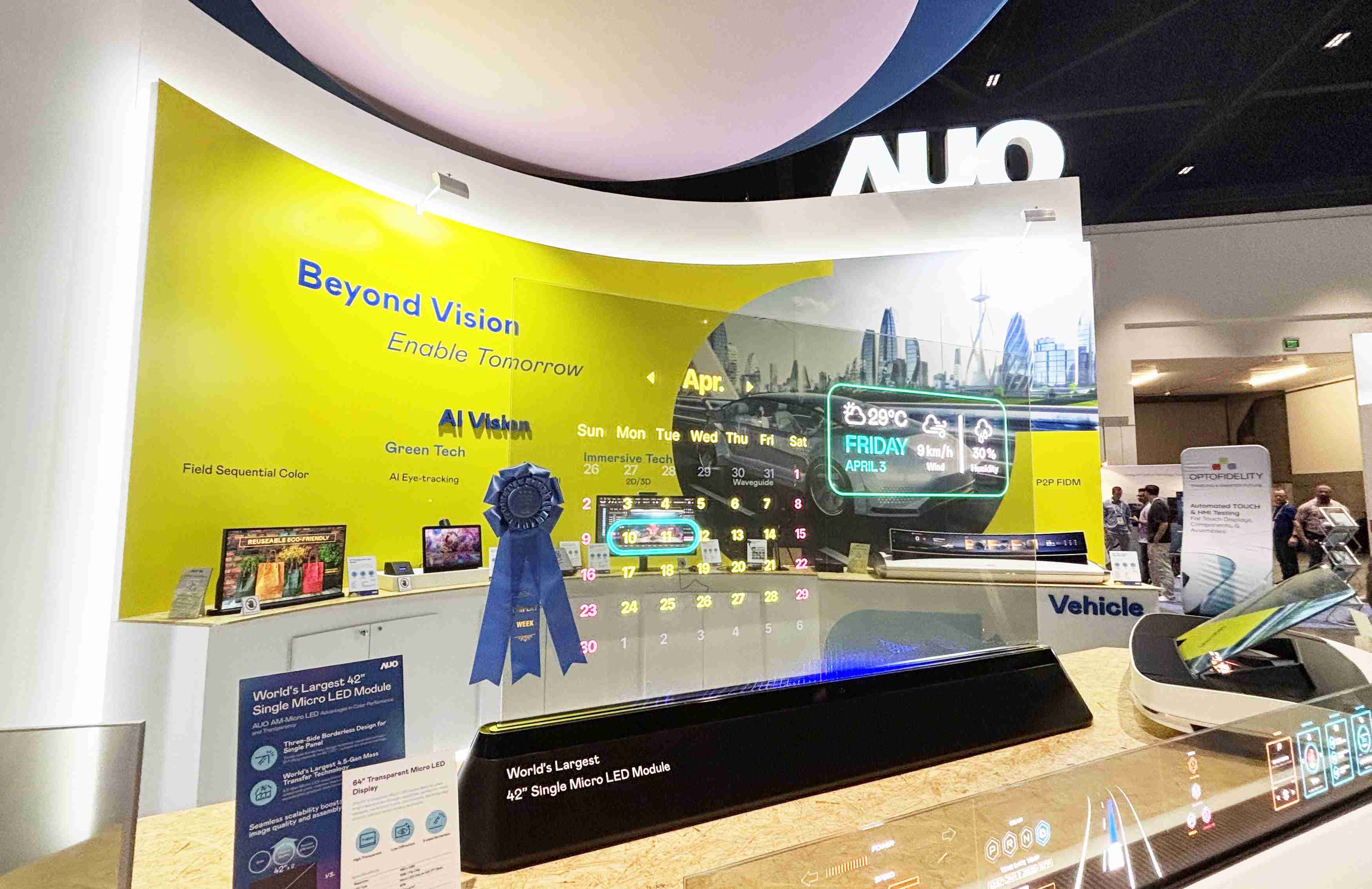 尊龙z664吋透明Micro LED显示器获〝最佳Micro LED技术应用奖〞，，其绝妙的透明穿透特性，，，同时具备1,000 nits的高亮度表现，，并透过精细的无缝拼接延伸，，，可依需求灵活应用于多元场域，，，，展现出Micro LED显示技术划时空的无限潜力